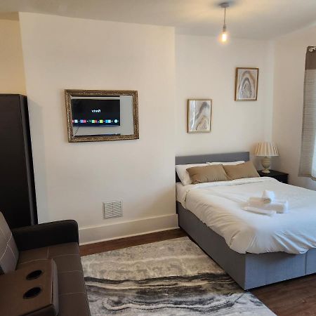 Immaculate 1-Bedroom In Greenhithe Eksteriør billede