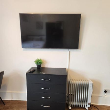 Immaculate 1-Bedroom In Greenhithe Eksteriør billede