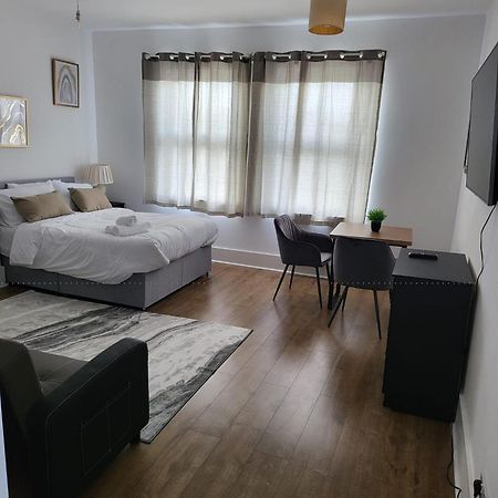 Immaculate 1-Bedroom In Greenhithe Eksteriør billede
