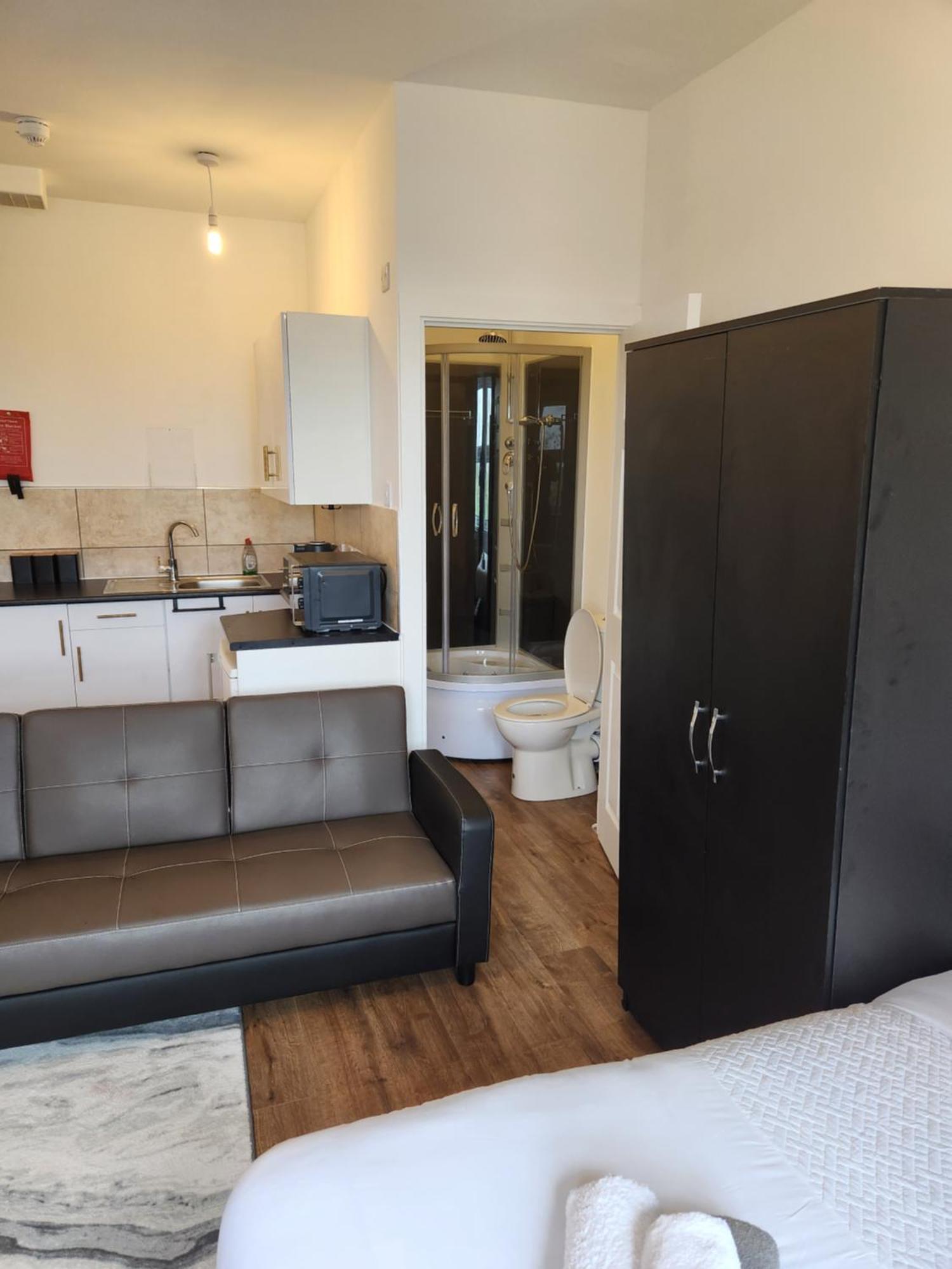 Immaculate 1-Bedroom In Greenhithe Eksteriør billede